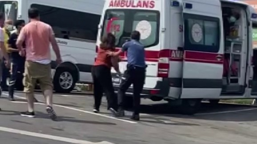 Sinir krizi geçiren kadın, polis ve sağlık ekiplerine zor anlar yaşattı