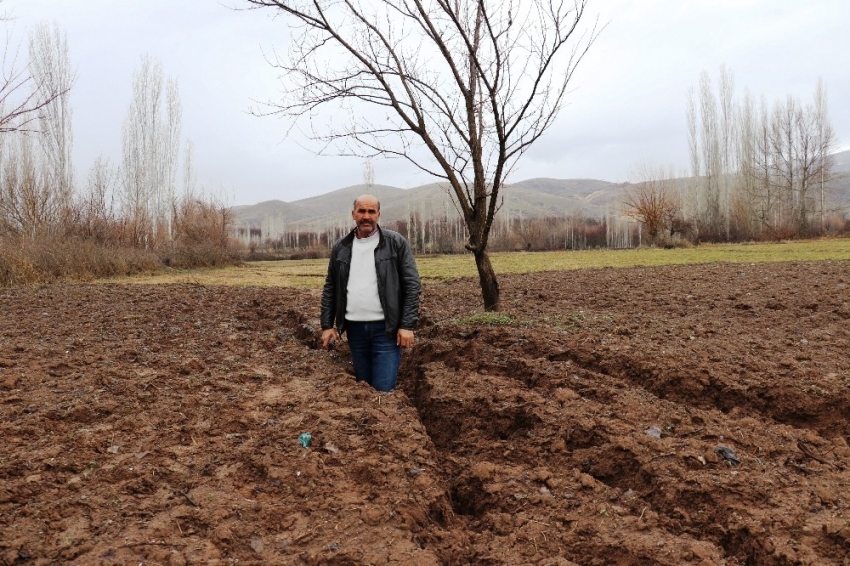 Deprem sonrasında oluşan dev yarıklar tedirgin ediyor