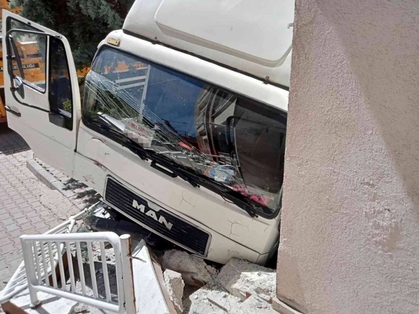 Freni arızalanan nakliye kamyonunun bina boşluğuna düştü