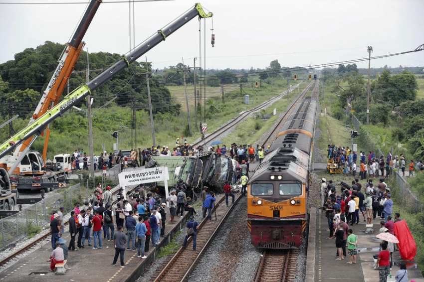 Otobüsle tren çarpıştı: 20 ölü 29 yaralı