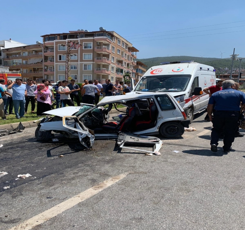 Ambulans ile otomobil çarpıştı: 2 ölü, 1 ağır yaralı