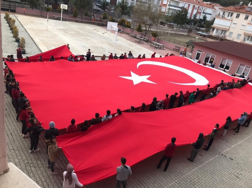 Öğrenciler şehitler için dua edip dev Türk Bayrağı açtı