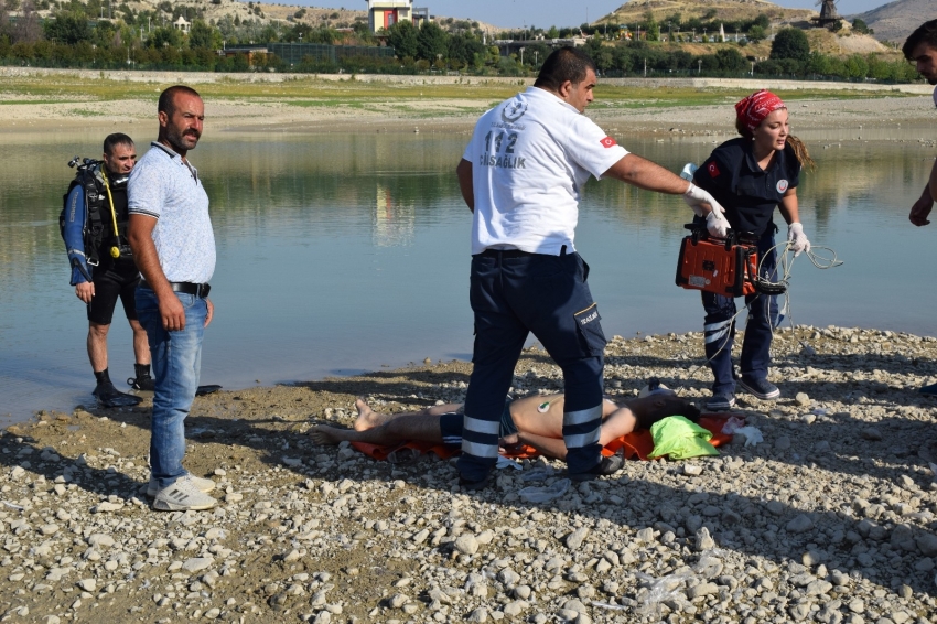 19 yaşındaki genç serinlemek için girdiği gölette boğuldu