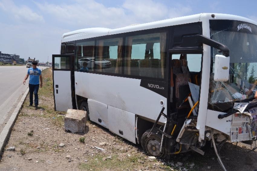 Lastiği patlayan otobüs refüje girdi! 10 yaralı