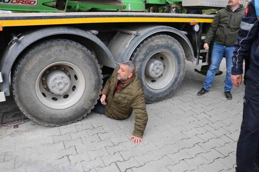 Mezarlıktan yol geçmemesi için iş makinesinin altına yattı