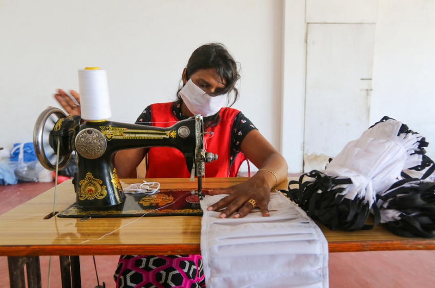 Sri Lanka’da gönüllüler maske üretti