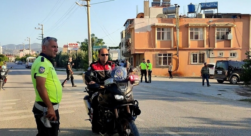 Trafik kazasını izlemeye gelen 2 kişi bir anda kavgaya tutuştu