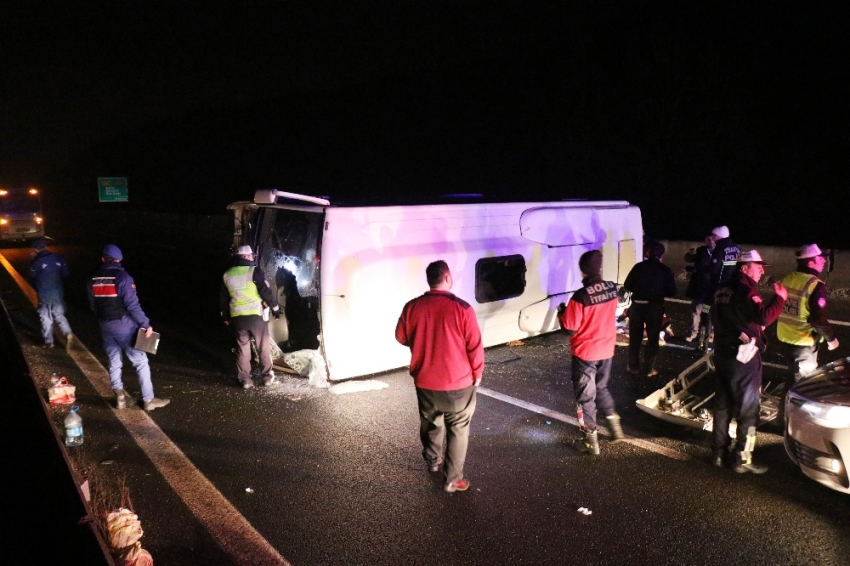 Lastiğe çarpan minibüs devrildi: 17 yaralı