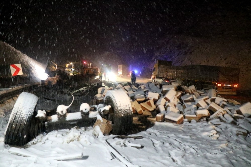 Erzincan’da tır ile kar küreme çalışması yapan iş makinesi çarpıştı