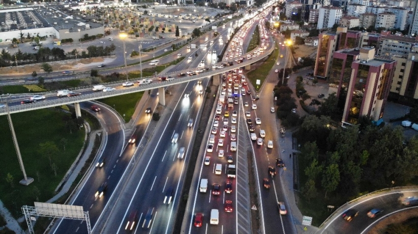 İstanbul’da trafik kilitlendi, yoğunluk yüzde 50’ye ulaştı