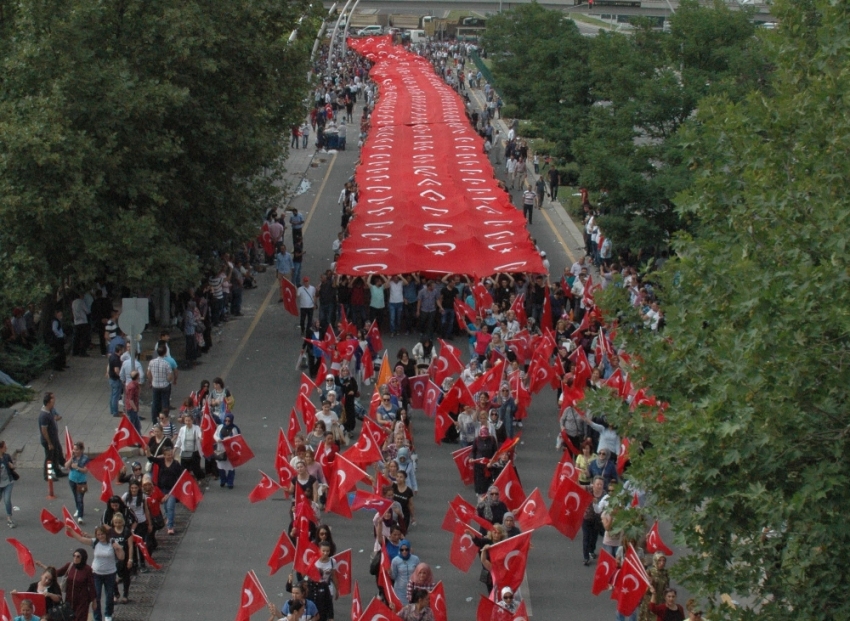 Külliye’den Genel Merkez’e bin 500 metre Türk bayrağıyla yürüdüler