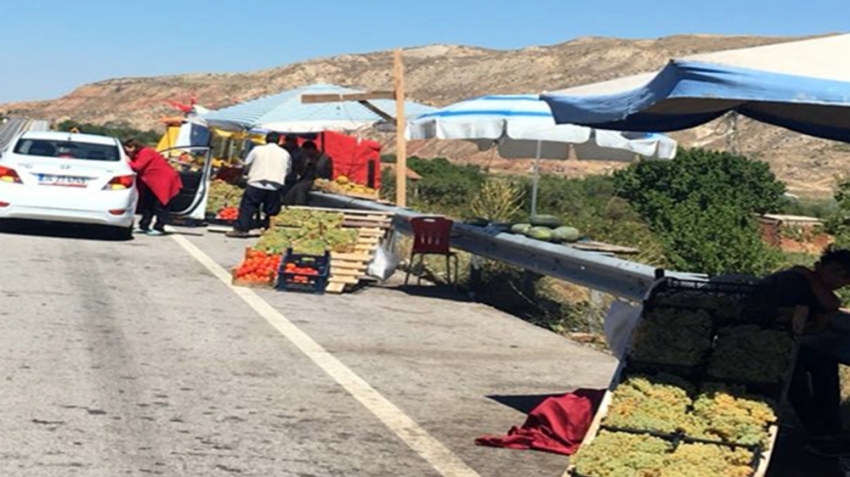 Yol kenarındaki tezgahlar kaldırılınca gerginlik çıktı