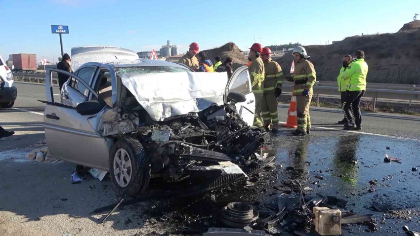 Feci kaza, otomobil park halindeki otobüse çarptı: 1 ölü, 2 ağır yaralı