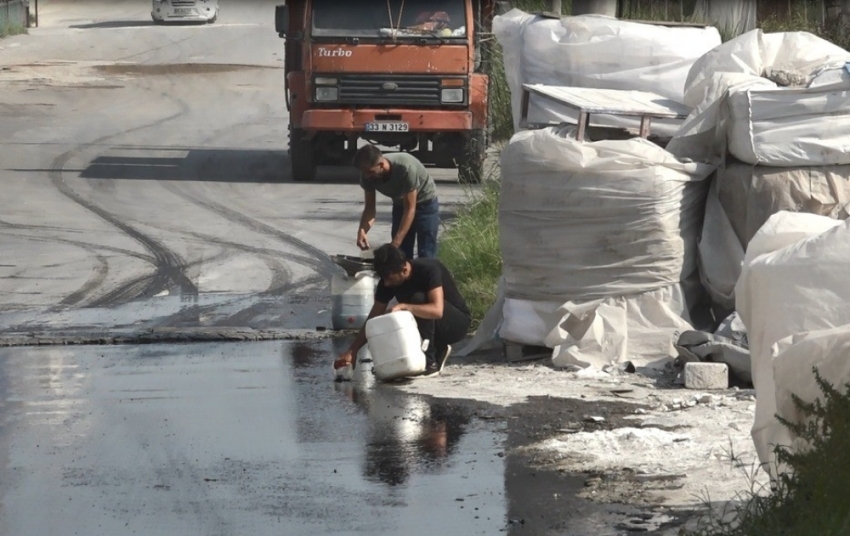 Tanker devrildi, akan mazotu vatandaşlar götürdü