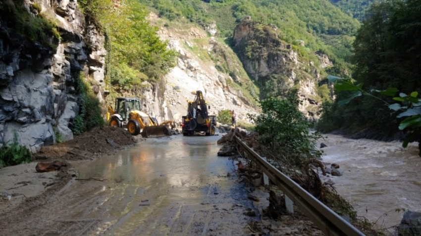 Ulaştırma Bakanlığı selden zarar gören yolları yeniliyor