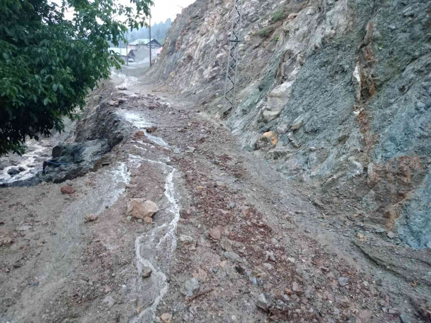 Şiddetli sağanak su taşkını ve heyelana sebep oldu, 1 araç sulara kapıldı