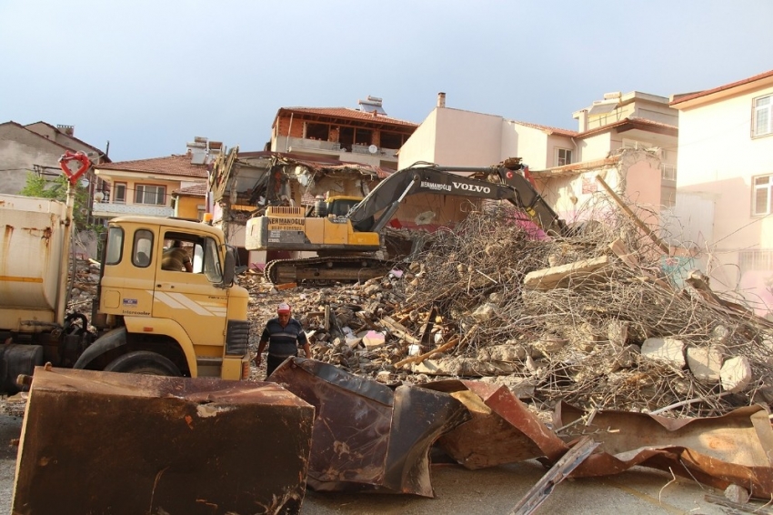 Deprem riski taşıyan okul binasının yıkımına başlandı