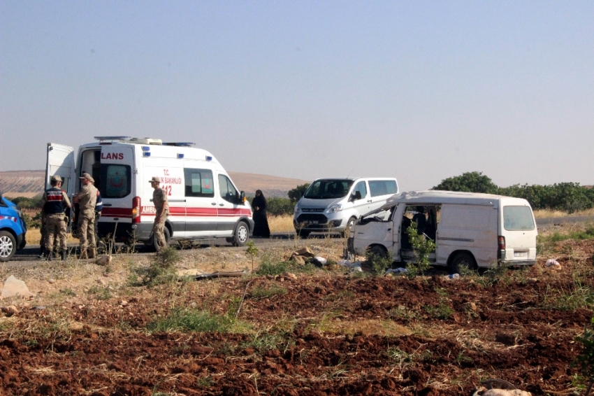 Tarım işçisi göçmenleri taşıyan minibüs devrildi: 2 ölü, 20 yaralı