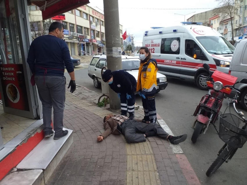 Sokak ortasında yığıldı, korona korkusu yaklaştırmadı