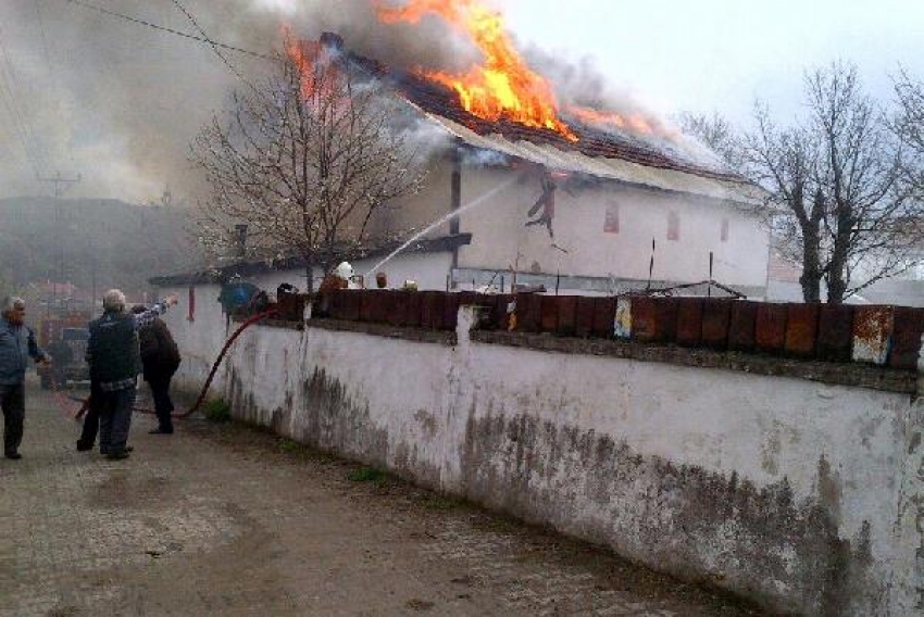 Karabük'te 2 katlı ev yandı