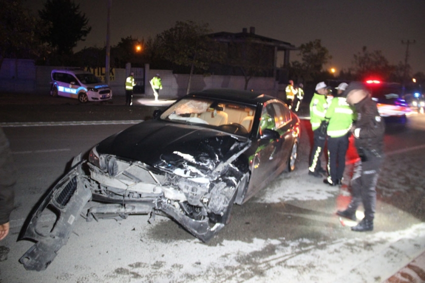 Polis aracına otomobil çarptı: 2’si polis, 3 yaralı