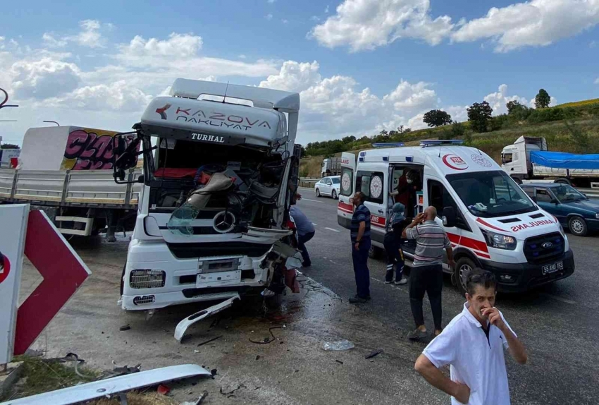 Tur otobüsü tırla çarpıştı: 3 yaralı