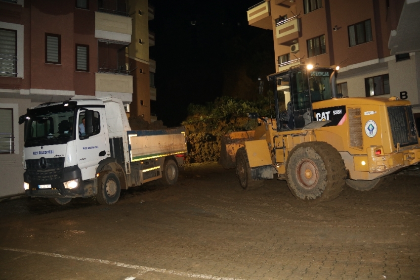 160 kamyon toprak çıktı, araçlar hala meydana çıkmadı