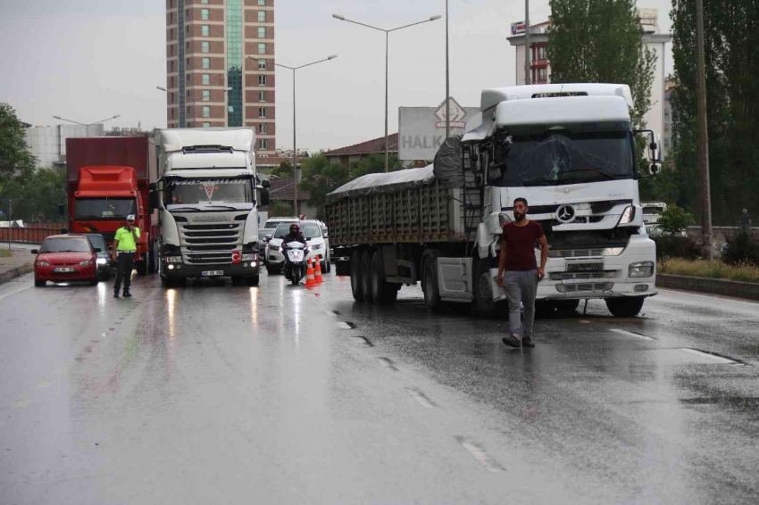 Sağanak yağışta aynı anda üç kaza