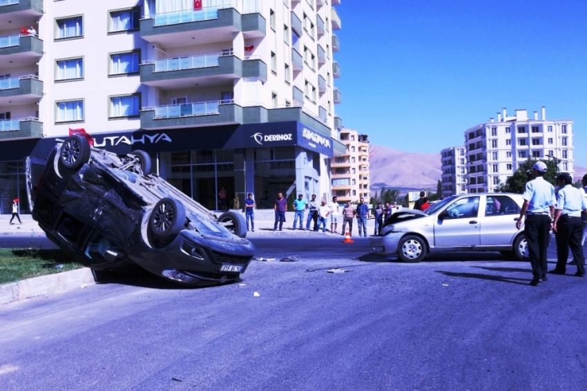 Otomobiller kafa kafaya çarpıştı: 6 yaralı