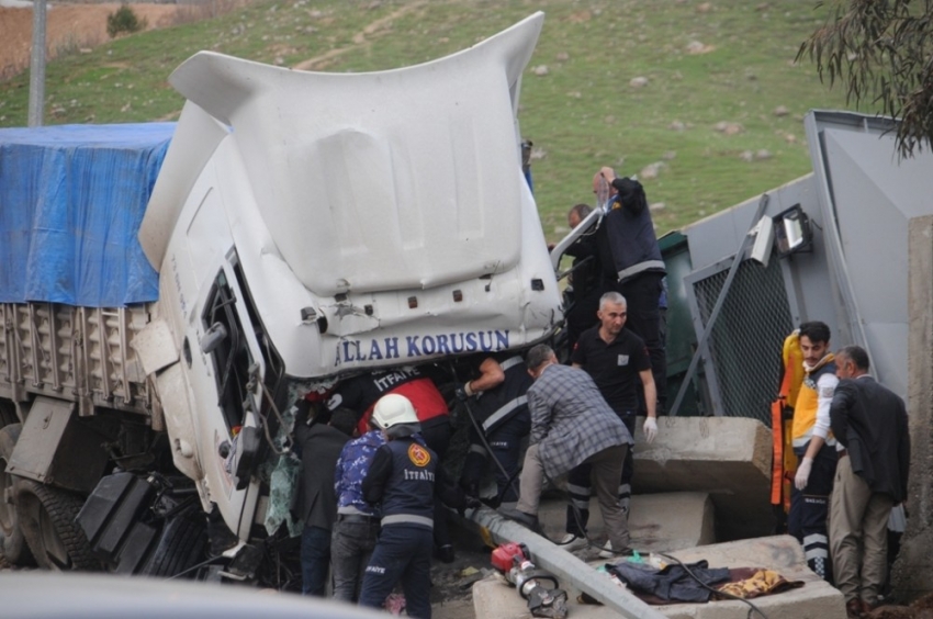 Freni boşalan tır, polis noktasına daldı: 2 Yaralı