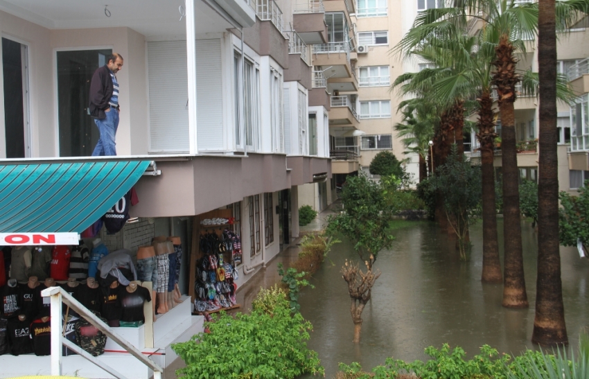 Alanya’da hortum ve yağmur hayatı felç etti