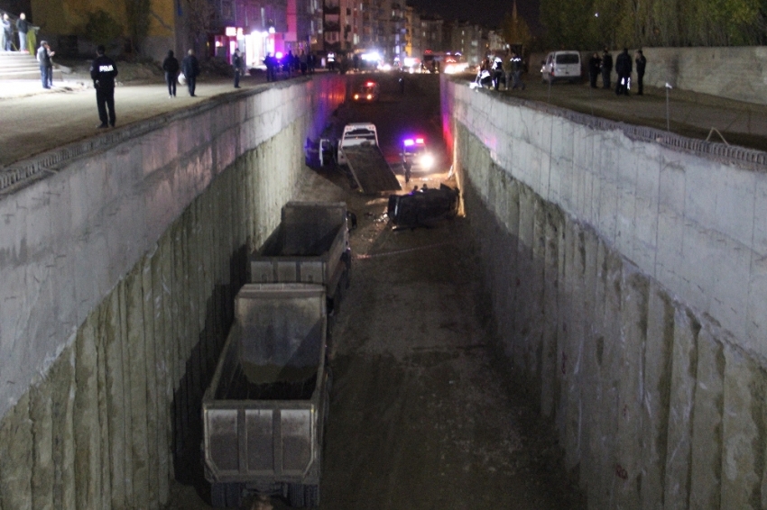 Otomobil alt geçit inşaatına uçtu: 1 ölü, 4 yaralı