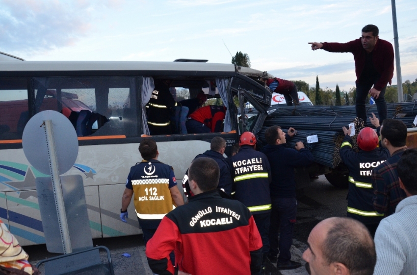 Servis minibüsü demir yüklü tıra çarptı: 14 yaralı