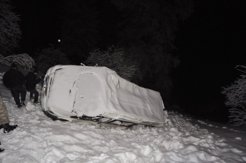 Minibüs uçuruma devrildi: 1 ölü, 14 yaralı