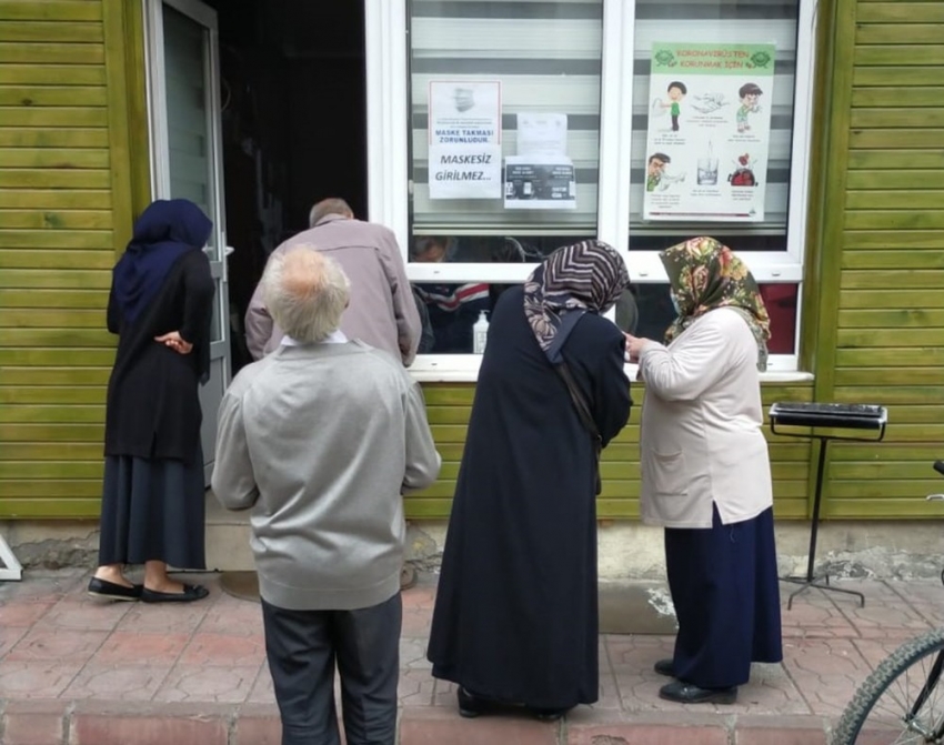 Zabıtadan  vatandaşlara hes yardımı