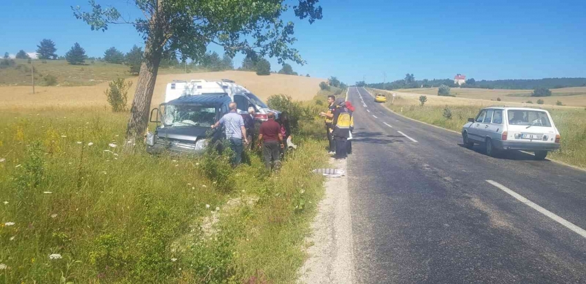 Kontrolden çıkan hafif ticari araç ağaca çarptı: 1 yaralı