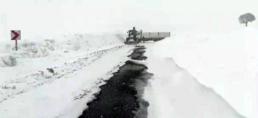 Yoldan çıkan kamyon ulaşımı aksattı