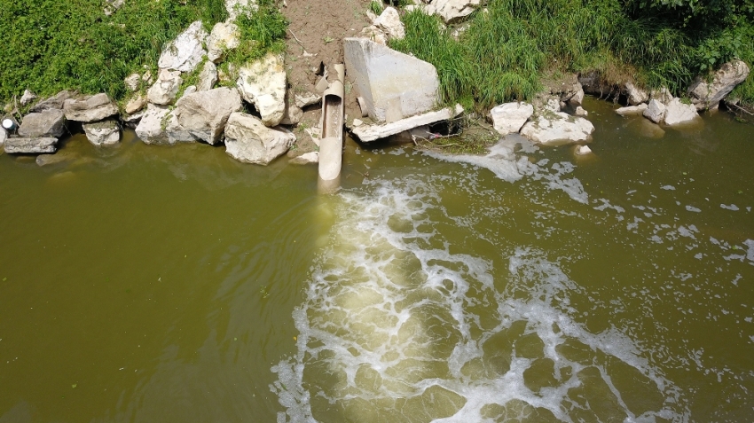 Atık sularla kirlenen Sakarya Nehri havadan görüntülendi