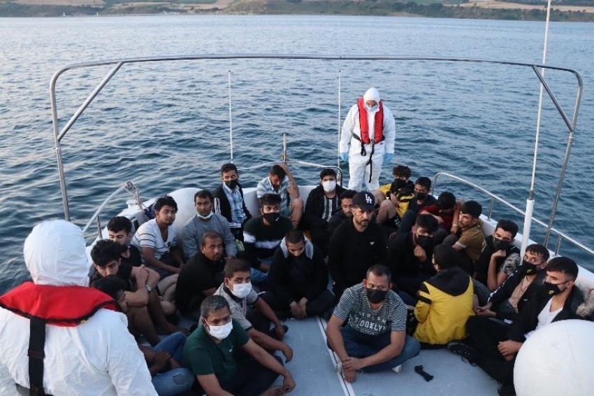 Çanakkale’de 68 düzensiz göçmen kurtarılırken, 4 göçmen kaçakçısı yakalandı