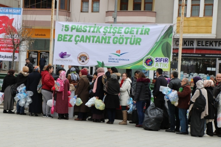 Pet şişeleri veren bez torbaları aldı