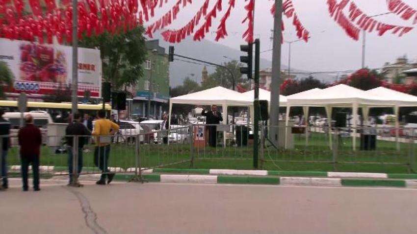 Boş meydanda tek kişilik miting