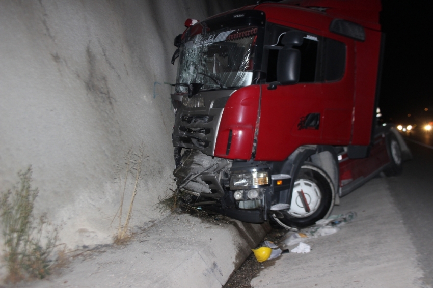 TIR iş makinesine arkadan çarptı: 1 ölü, 2 yaralı