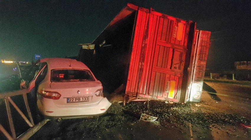 Damperi açılan tır otomobilin üzerine devrildi: 6 yaralı