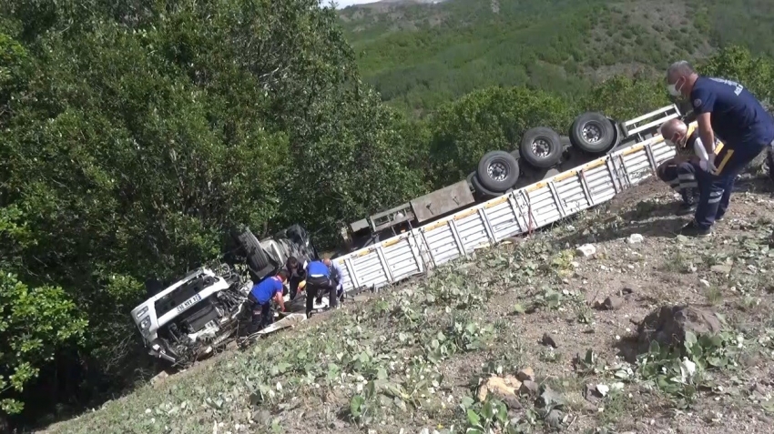 Büyükbaş kurbanlık hayvan taşıyan tır devrildi: 1 kişi hayatını kaybetti