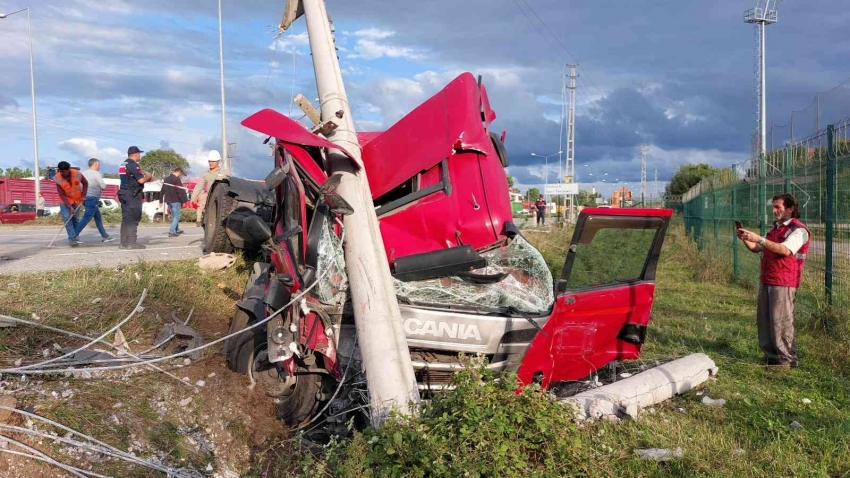 Zincirleme kazada tır elektrik direğine çarptı