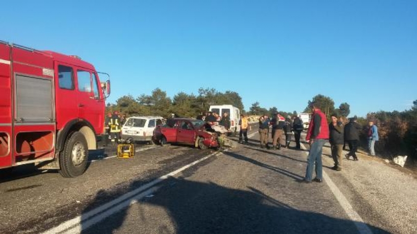 Bursa'da iki otomobil kafa kafaya çarpıştı: 2 ölü, 3 yaralı