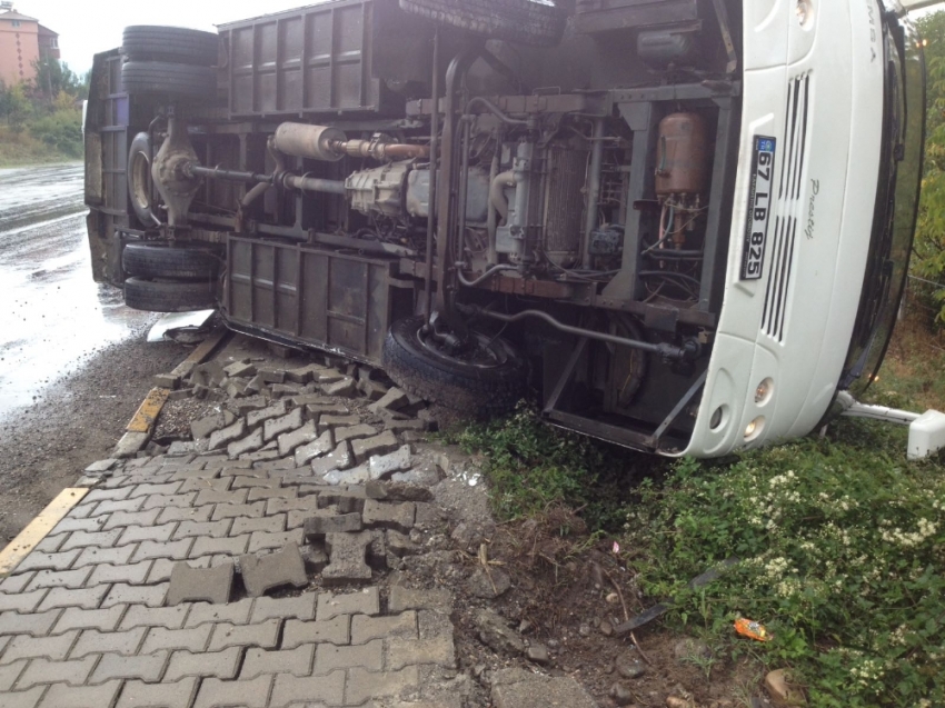 Zonguldak’ta işçi servisi devrildi: 9 yaralı