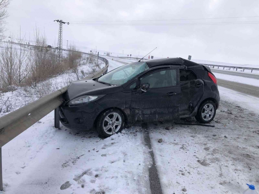 Kontrolden çıkan otomobil tıra arkadan çarptı: 2 yaralı