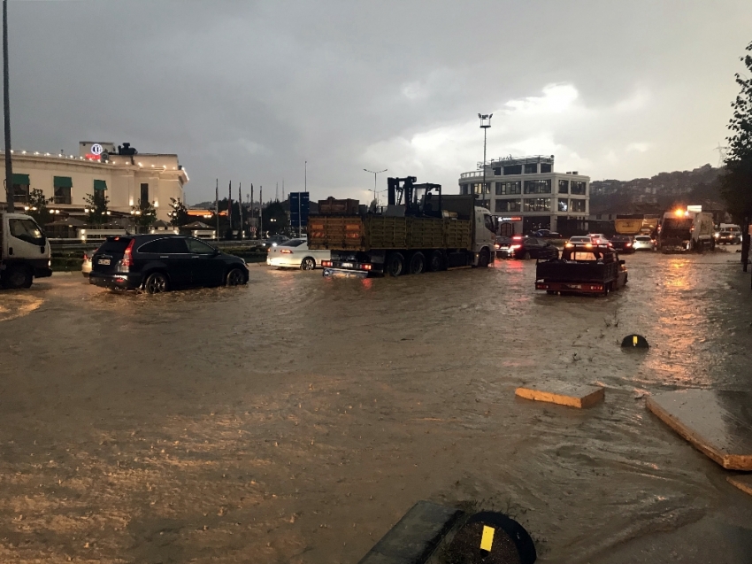 Sakarya’da sağanak yolları göle çevirdi