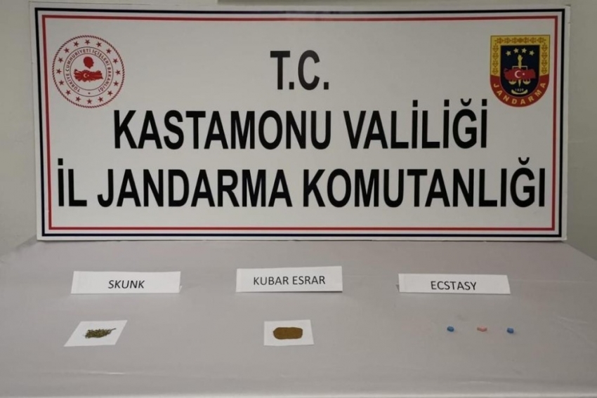 Araçta uyuşturucu kullanırken suçüstü yakalandılar